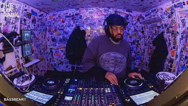 Episode 5uyYxMm9ubxd7NL2d8eV3m Thumbnail 2