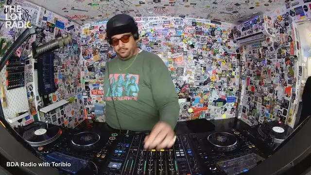 Episode 3AMgMkIlvNc6Om1bDo57tV Thumbnail 4