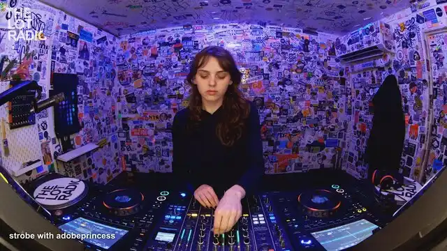 Episode 1Azdew1kxbxPh47UjM7l0W Thumbnail 4