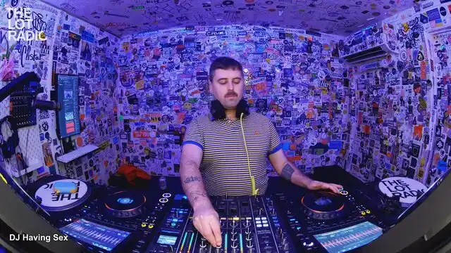 Episode 6OOghSMLCIhhTtyxKHA8Uo Thumbnail 4