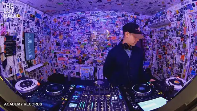 Episode 1V1IarNus3m4yYrY0Un7xf Thumbnail 5