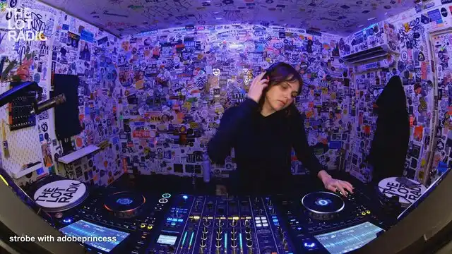 Episode 1Azdew1kxbxPh47UjM7l0W Thumbnail 5