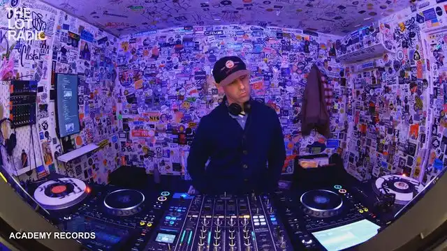 Episode 1V1IarNus3m4yYrY0Un7xf Thumbnail 3