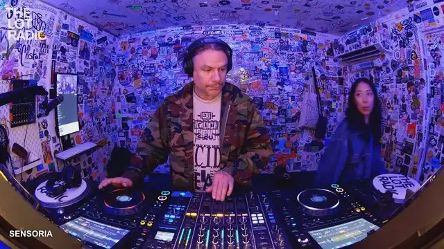 Episode JxUu48VFptmhAW1zmWSYm Thumbnail 2