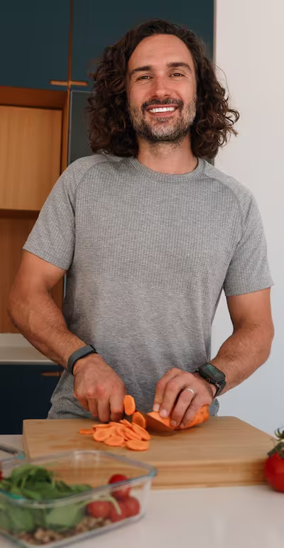 Joe Wicks chopping carrots