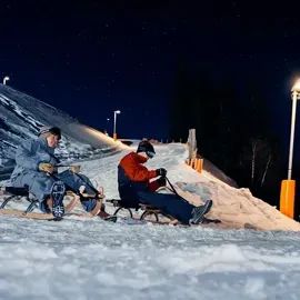 Die Rodelbahn am Gaisberg ist ein echtes Winterhighlight und trägt das Gütesiegel für Naturrodelbahnen. Auf 3.500 Metern Länge und mit 435 Metern Höhenunterschied geht es rasant ins Tal – Spaß für Familien, Freunde und alle, die Abwechslung zum Skifahren suchen.