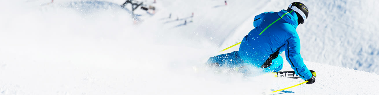 Sportlicher Skifahrer beim Carven