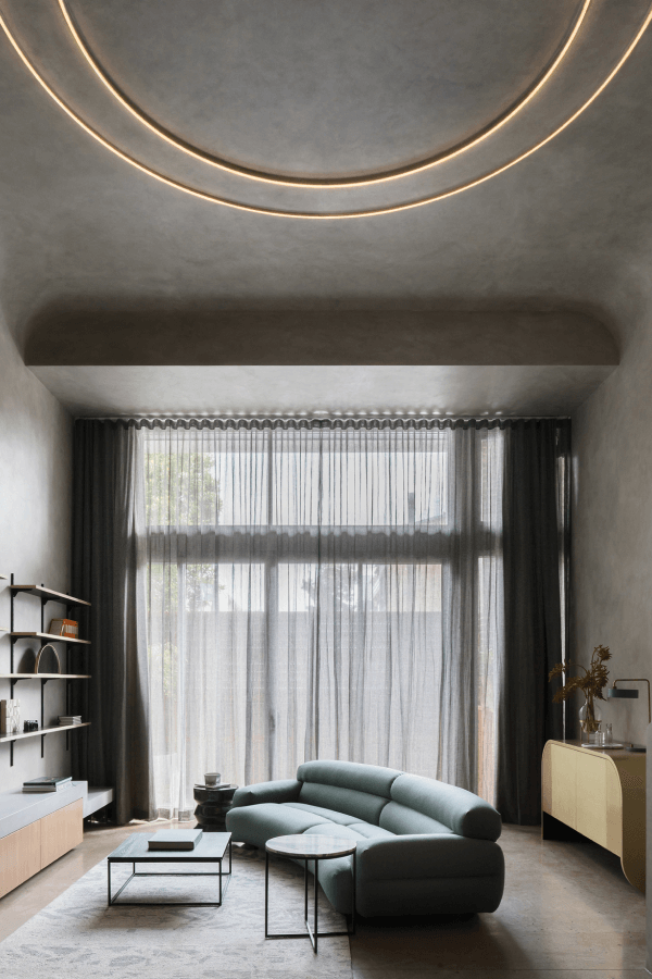 Curved living: Dulux Colour Awards 2020 Residential Interior Winner – Perfect Storm  by Green Anvil Co + Killing Matt Woods + Set For Art.