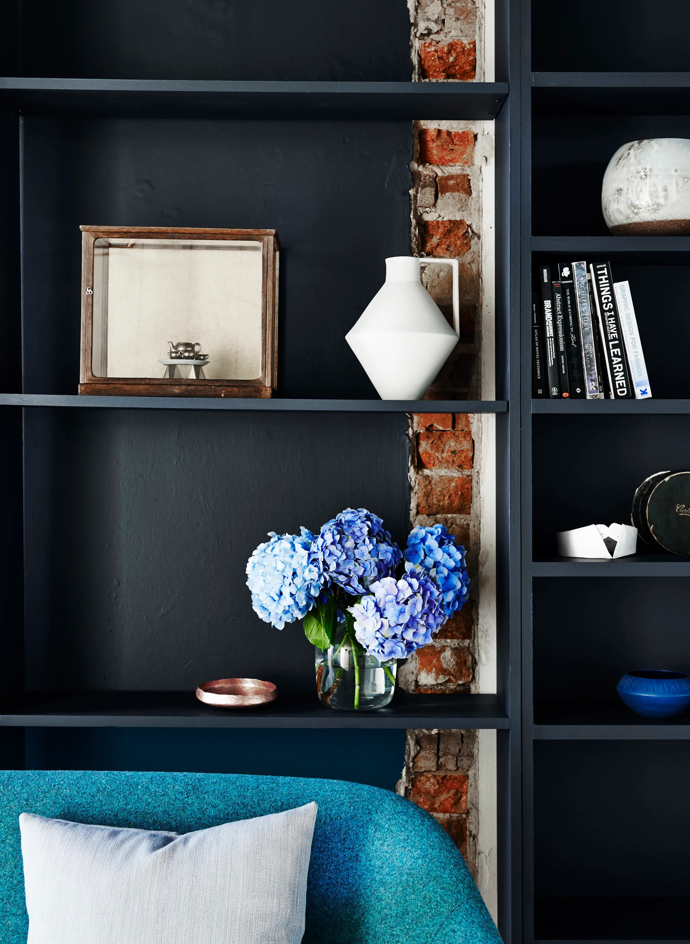 interior-decor-shelf-black