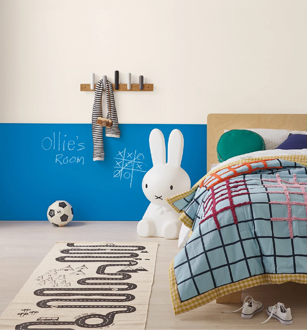 Kid's bedroom, grid bedding, bunny toy and white wall with blue half.
Wing Commander chalkboard effect and natural white
interior-chalkboard-kids-room-blue