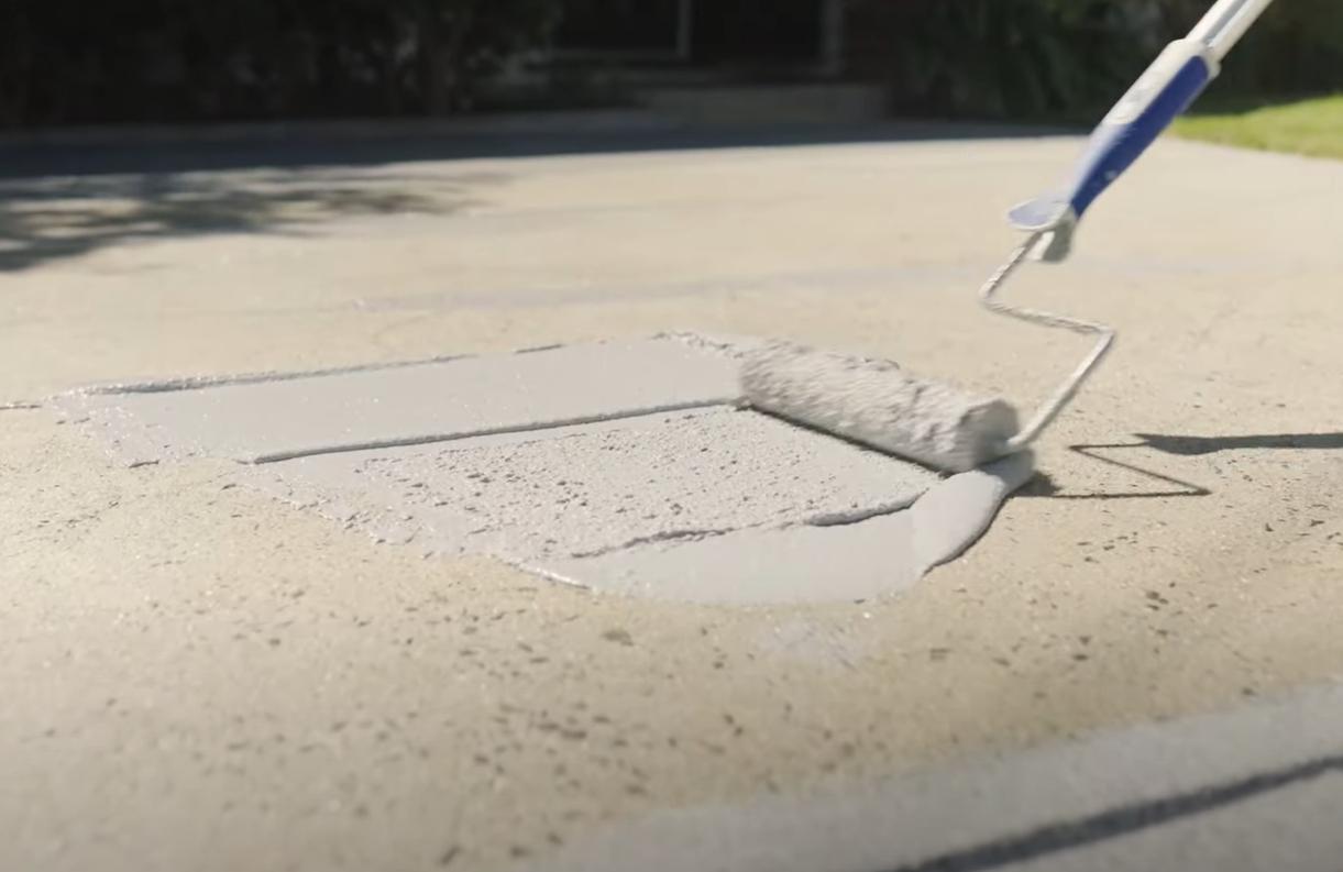 Apply Dulux® Concrete & Paving Crushed Pebble Effect