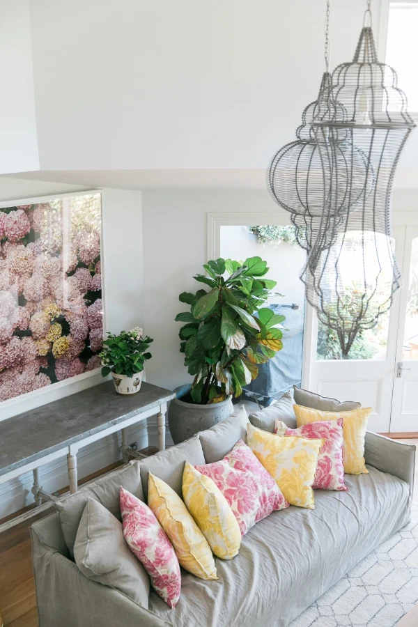 interior-lounge-couchpillows