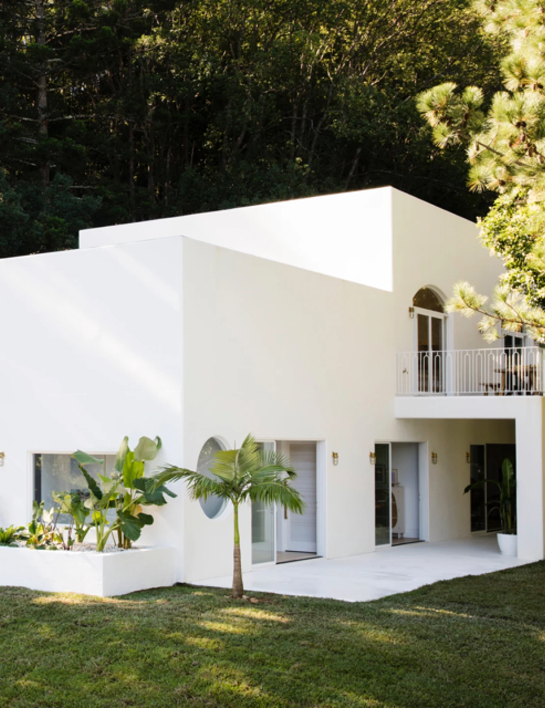 Exterior of the Three Birds Renovations Hinterlands Hideaway home with White on White coloured walls.