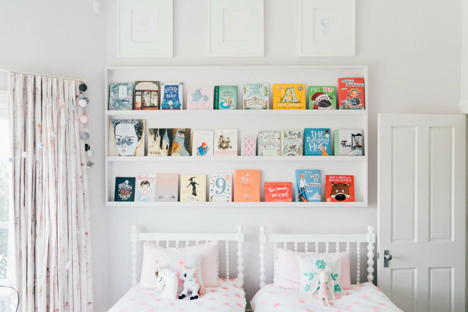 interior-kidsroom-bookself