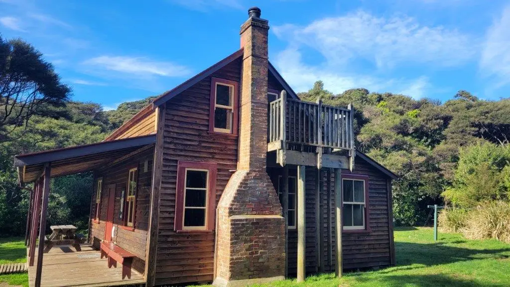 Whariwharangi Hut