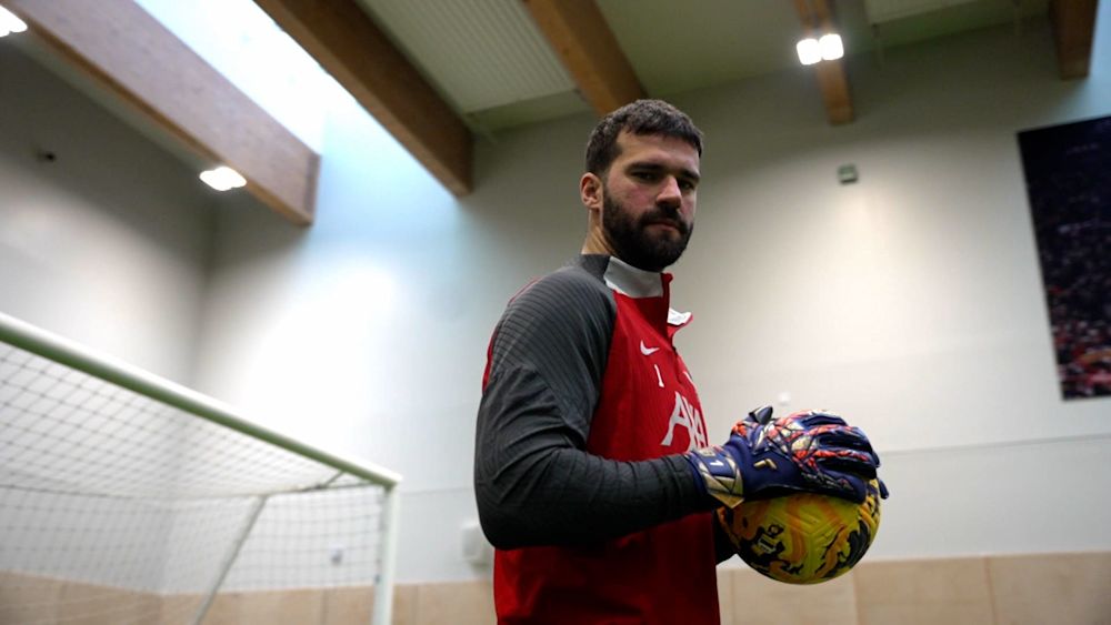 「派手なセーブより大切なことがある」。リヴァプールGKアリソン、“師弟”で語るブラジル流の真髄