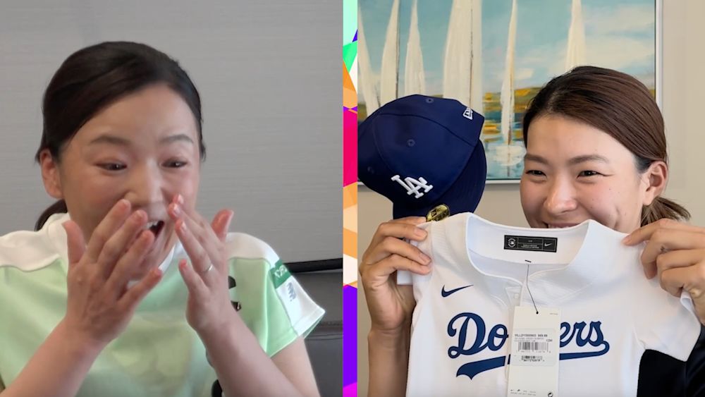 渋野が用意していたサプライズプレゼントに喜ぶ有村智恵。ドジャースの幼児用ユニフォームだ。