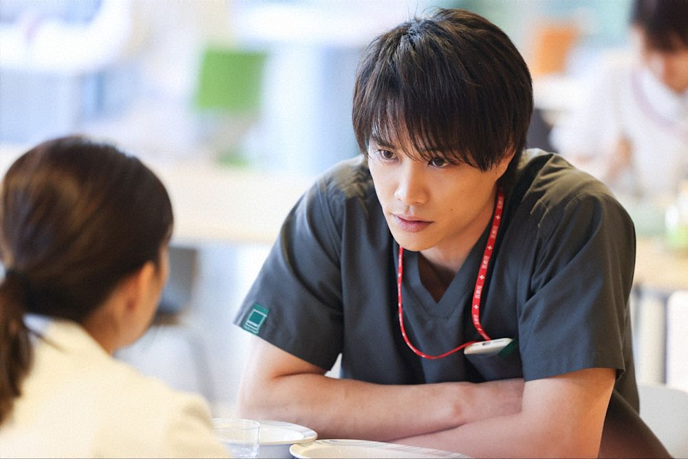 『まどか26歳、研修医やってます!』鈴木伸之の“エア”口塞ぎにドッキドキ! まどかに破局と恋のフラグが立った第2話