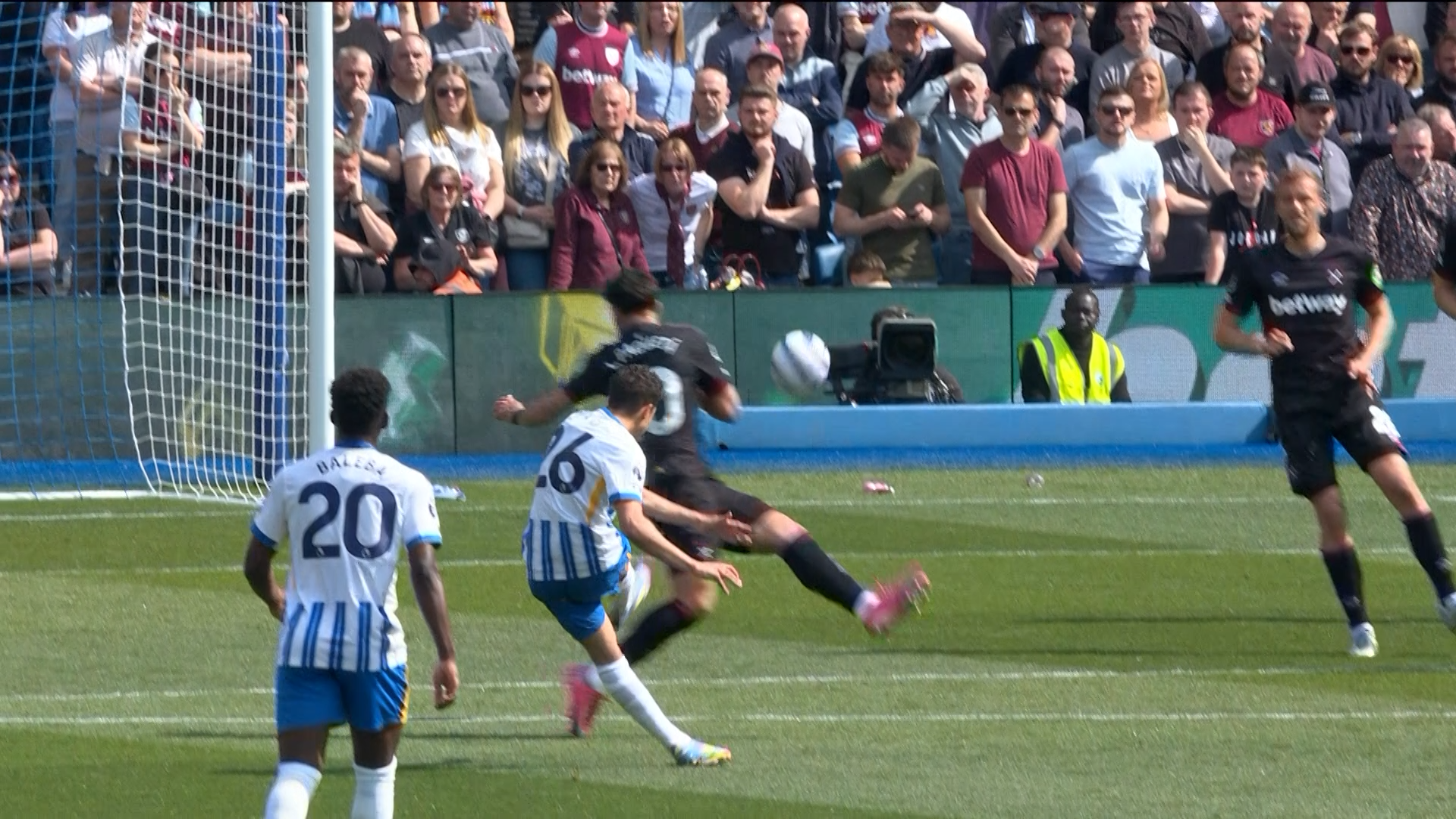 完璧なコントロールショットでプレミアリーグ初ゴールを挙げたアヤリ