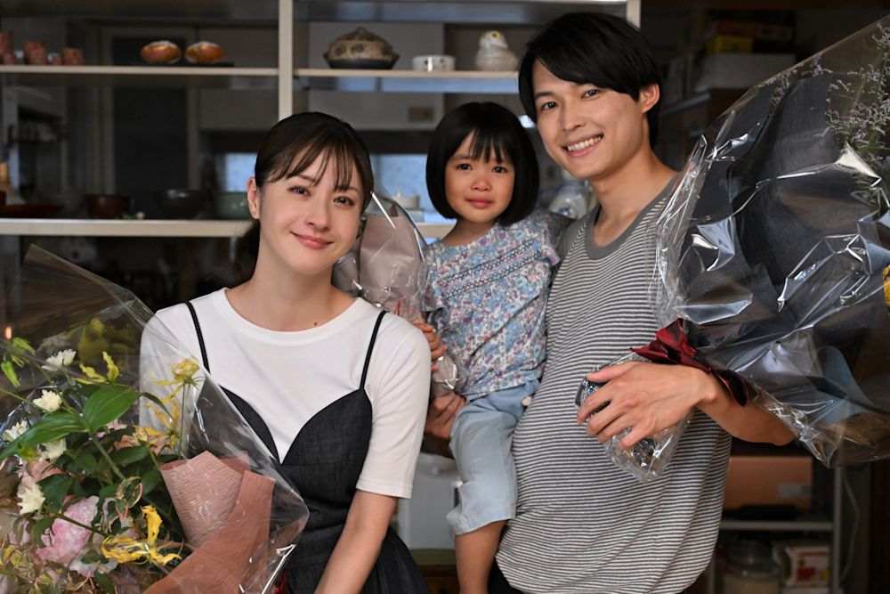 『西園寺さんは家事をしない』 松本若菜、松村北斗、倉田瑛茉が笑顔と涙のクランクアップ!