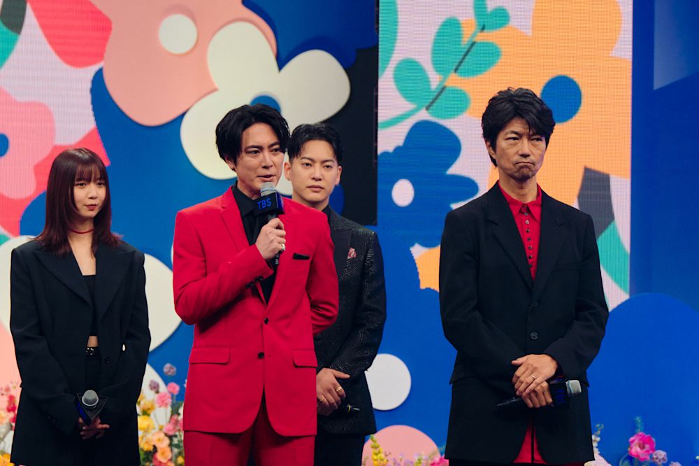 上白石萌歌が共演者にプロフィール帳を手渡し!『イグナイト-法の無法者-』会見レポート