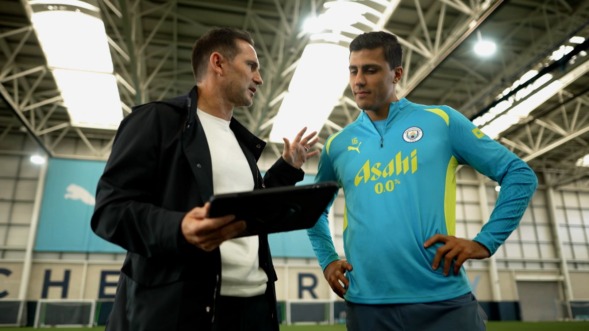 1秒速く考え、1秒速く動く」マンチェスター・Cの心臓ロドリの攻守を