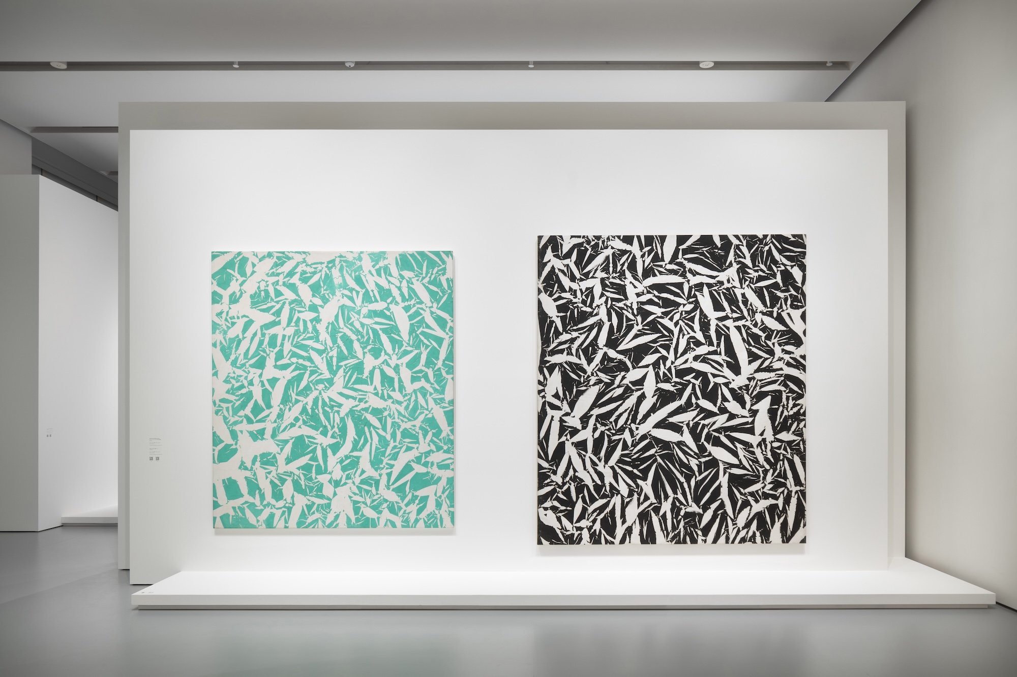 生涯をかけた抽象表現：シモン・アンタイ「Folding」展（エスパス ルイ 