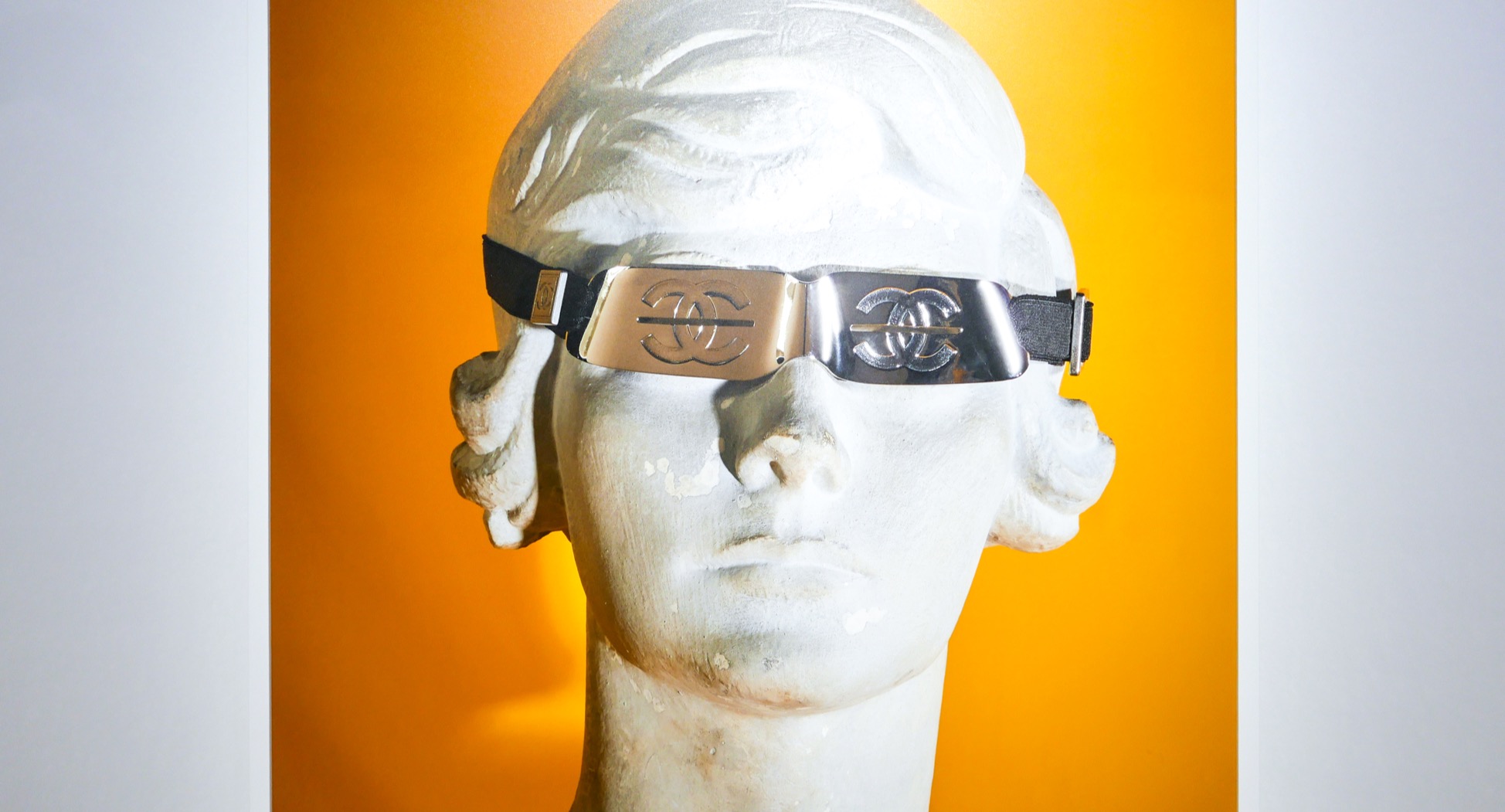 ロー・エスリッジがシャネルのアーカイヴを撮り下ろす。「カンボン通り