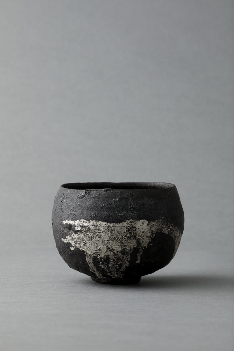 辻村史朗　黒徳利　2 辻村史朗 −茶盌」 （ZENBI - 鍵善良房 - KAGIZEN ART MUSEUM