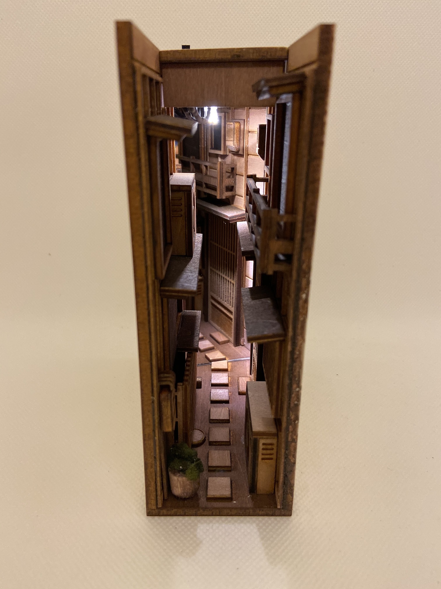 monde 「本棚の中の路地裏」 （GALLERY リトルハイ） ｜Tokyo Art Beat