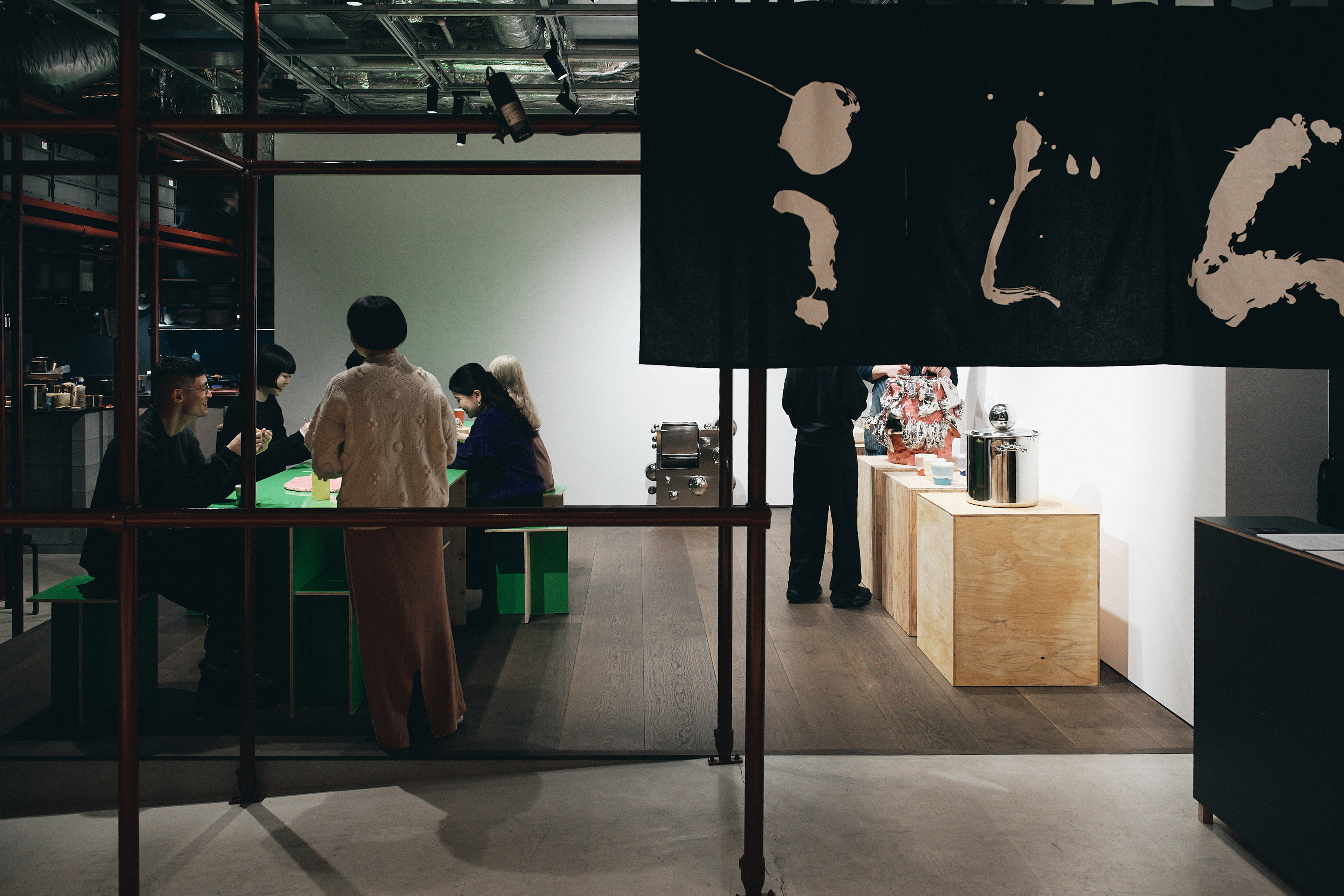 桑田卓郎 + く 「窯上げうどん」 （Gallery 舞台裏） ｜Tokyo Art Beat