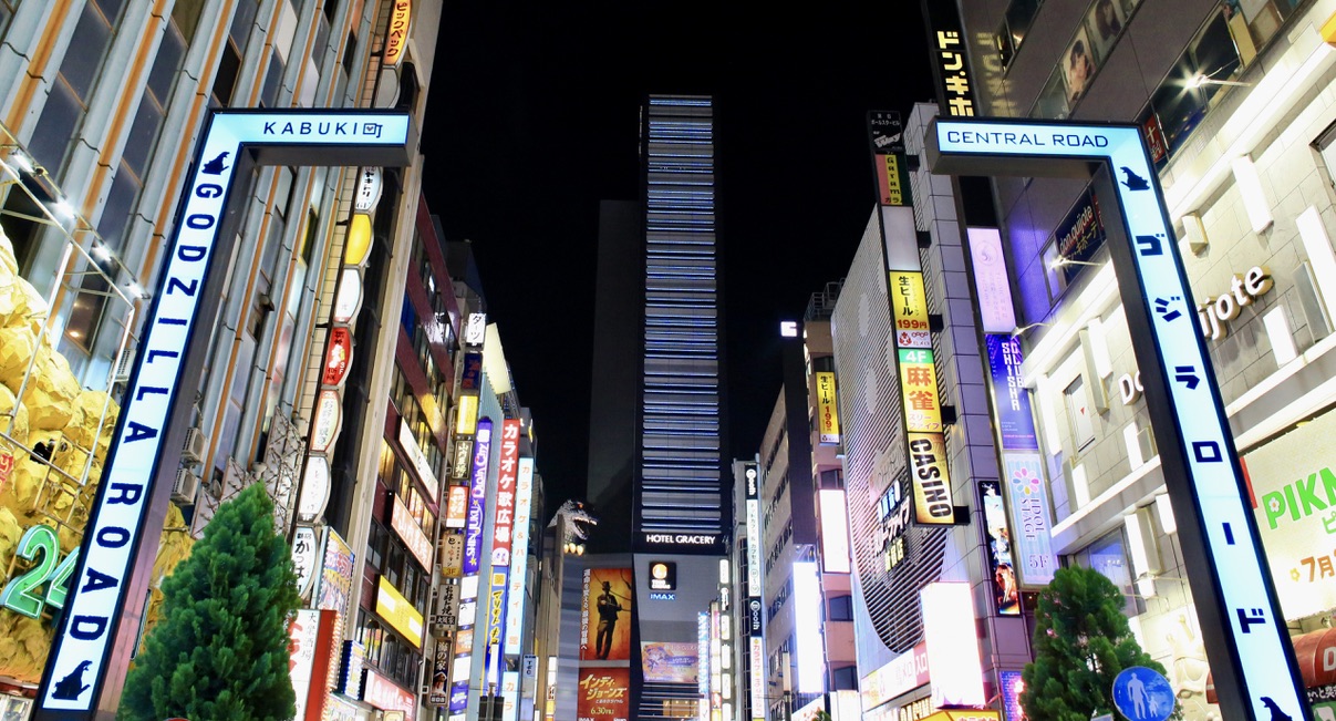 新宿、最新アートガイド。日本一のターミナル駅周辺で、多様に発展する