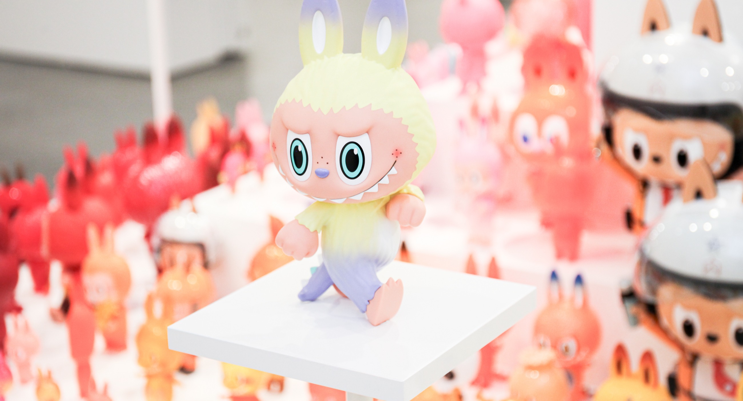 ラブブ誕生10周年を祝う展覧会が日本上陸。東京・麻布台ヒルズで