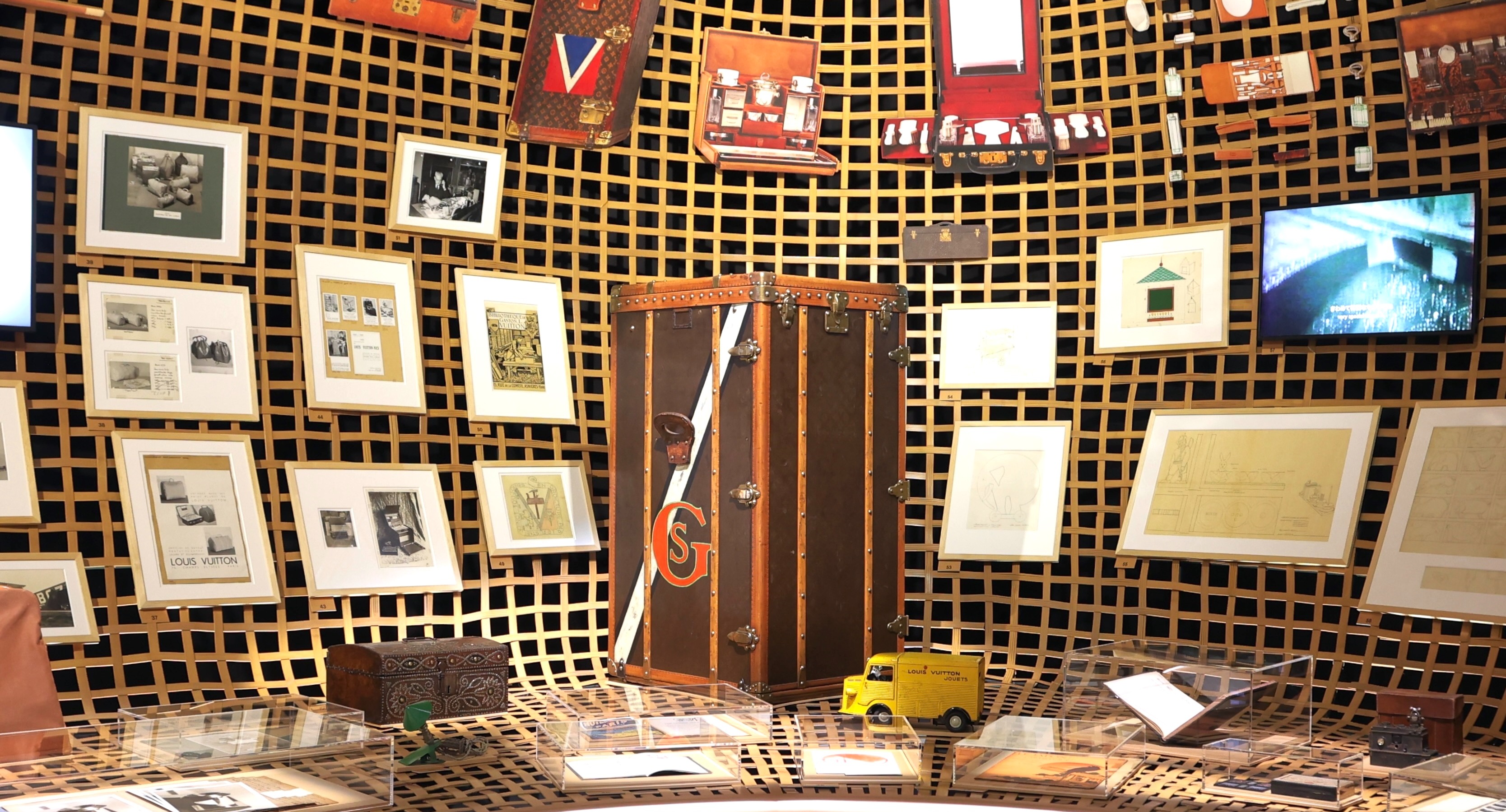 草間彌生、無限の水玉に包まれる至上のアート体験。展覧会
