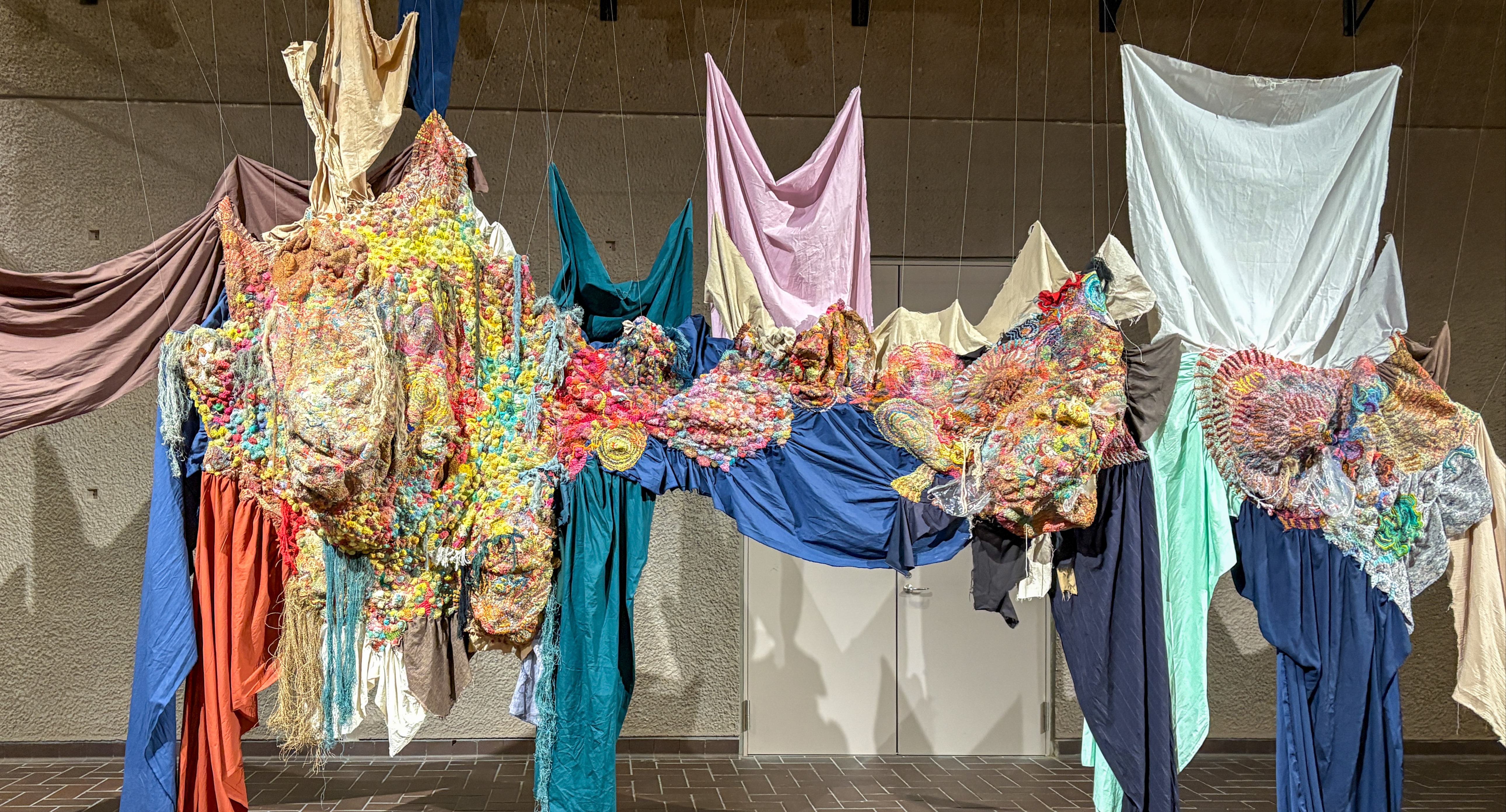 東京都美術館で「上野アーティストプロジェクト2025 刺繍―針がすくい