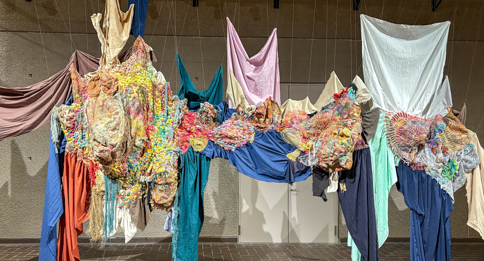 東京都美術館で「上野アーティストプロジェクト2025 刺繍―針がすくい