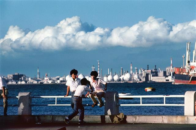 牛腸茂雄　写真集　見慣れた街の中で　限定500部 Amazon.co.jp: 牛腸茂雄、見慣れた街の中で、私家版、限定500部