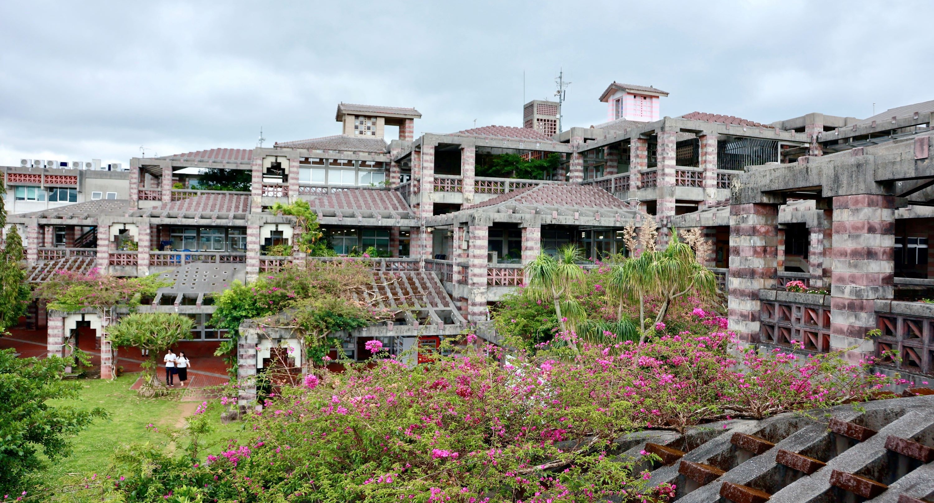 沖縄の建築10選：激動の歴史とインターナショナルな文化、風土を建物 