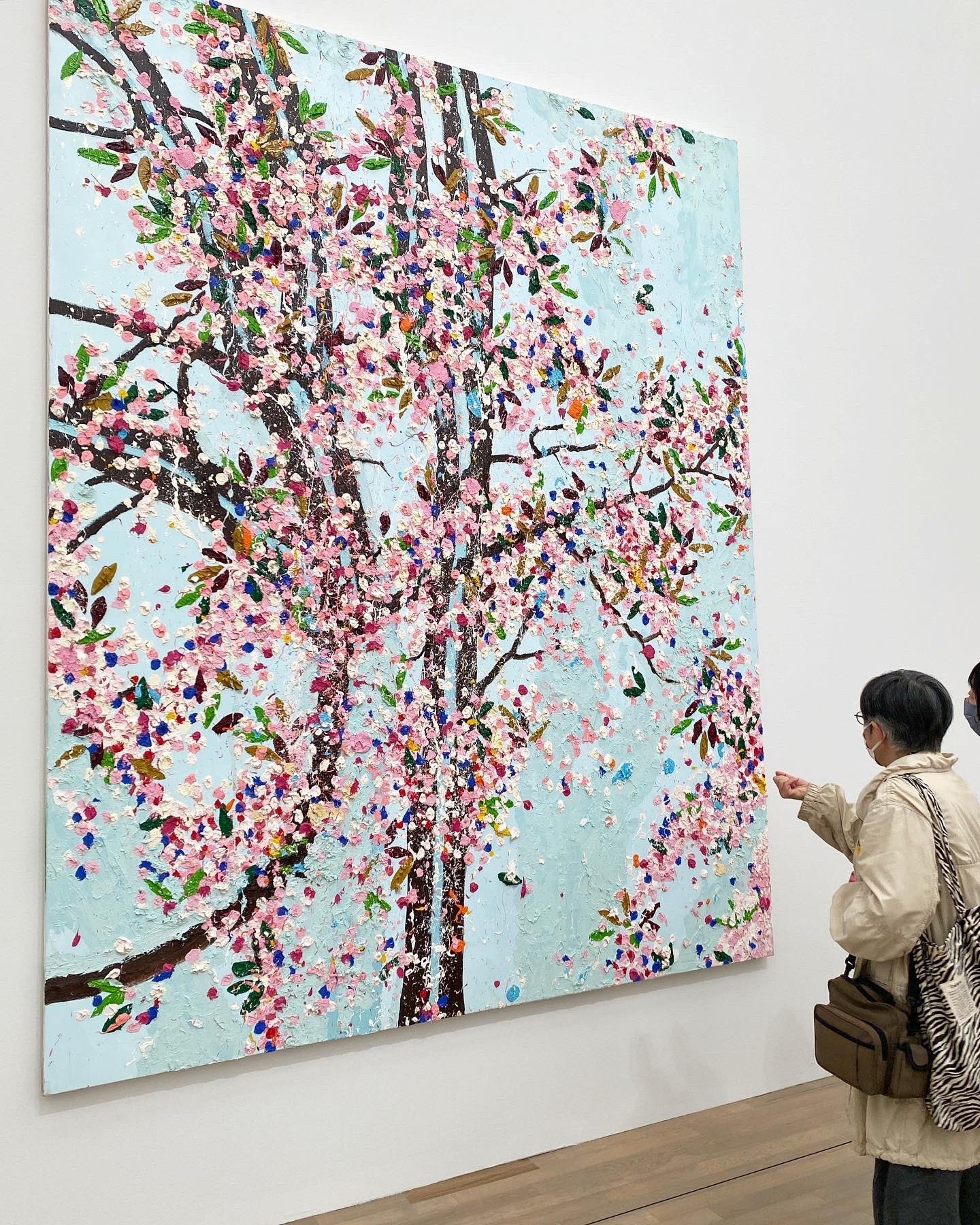 国内では初の大規模個展。国立新美術館「ダミアン・ハースト 桜」レポート｜Tokyo Art Beat