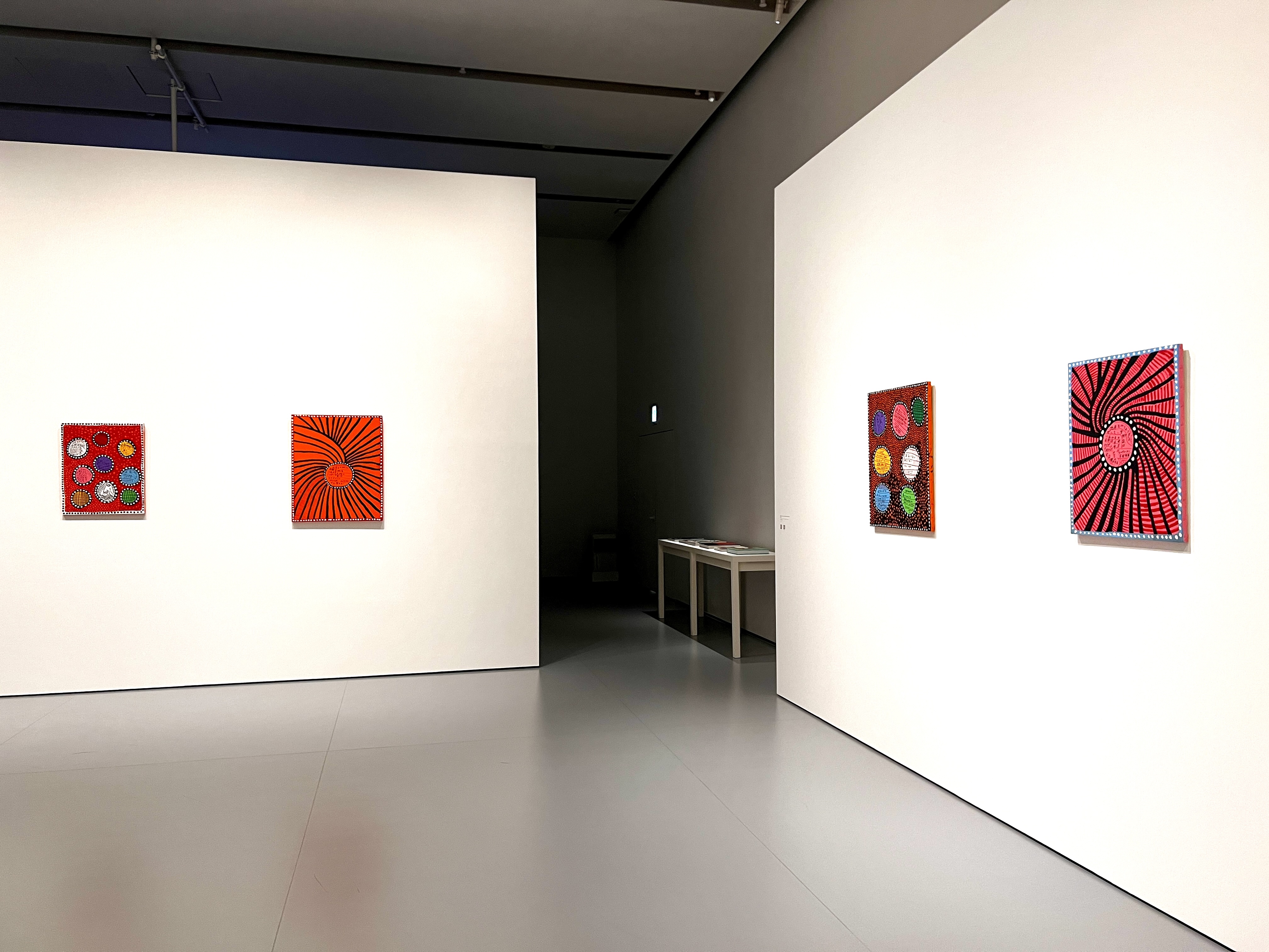 草間彌生、無限の水玉に包まれる至上のアート体験。展覧会