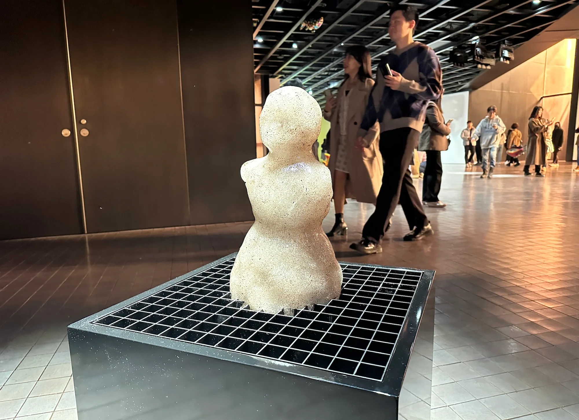 絵画　フィリップ・ノワイエ作「長者の椅子」リトグラフ作品 マダムワールドオブエミリオプッチ｜ トーヨーキッチンスタイル公式