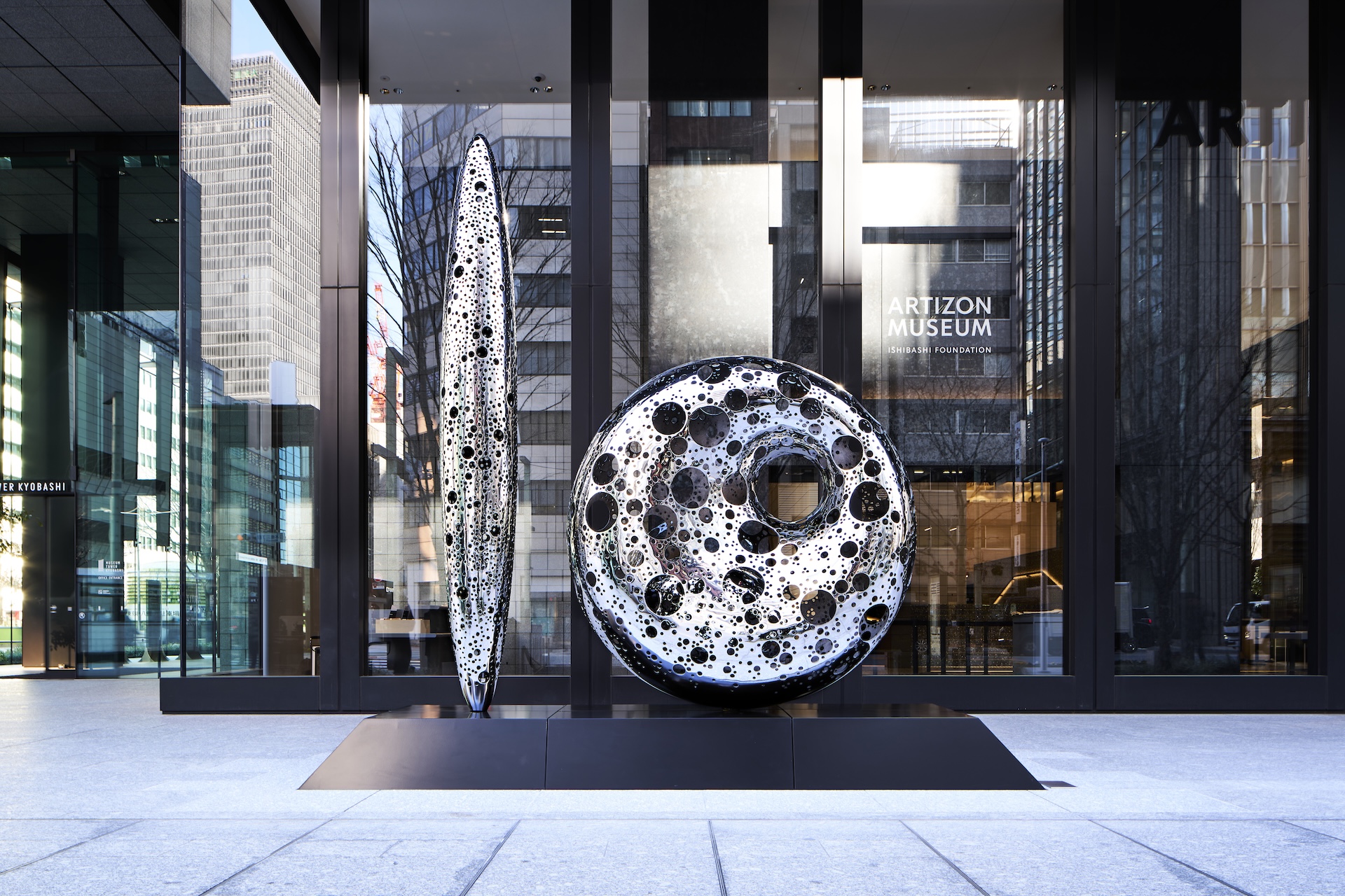 リンディ・リーによる新作の屋外彫刻作品が完成。東京・アーティゾン