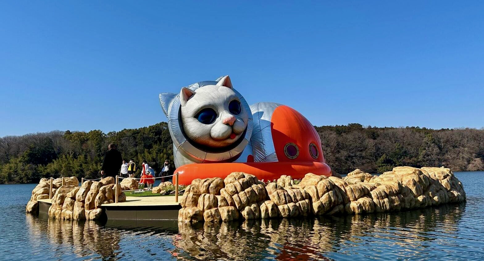 山田那美　「青目」(シャム猫)　日本画 ヤノベケンジによる「宇宙猫の島」が湖に浮かぶ。新たな現代