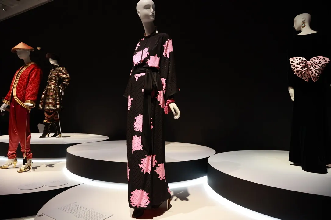 女性のワードローブを変えたデザイナー。「イヴ・サンローラン展 時を