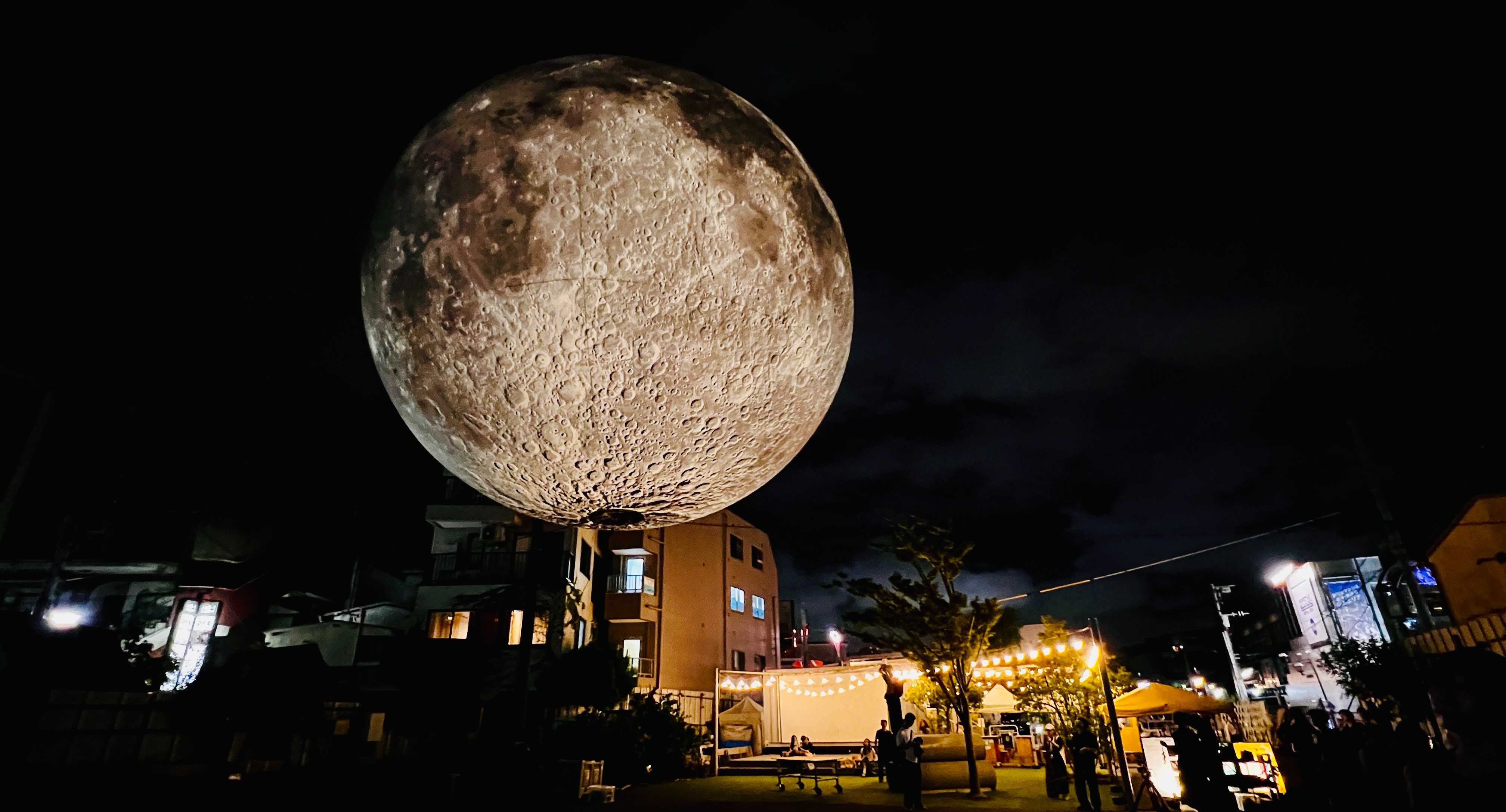 シモキタ秋の名物・巨大な月が今年も登場！ 「ムーンアートナイト