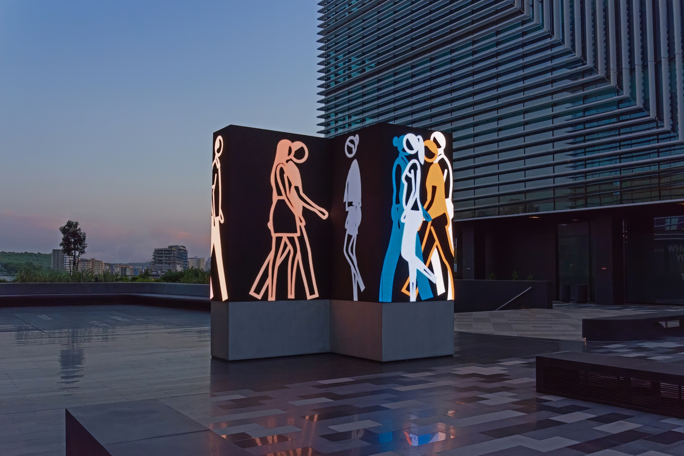 GINZA SIXでジュリアン・オピーの新作映像作品が展示。ロック