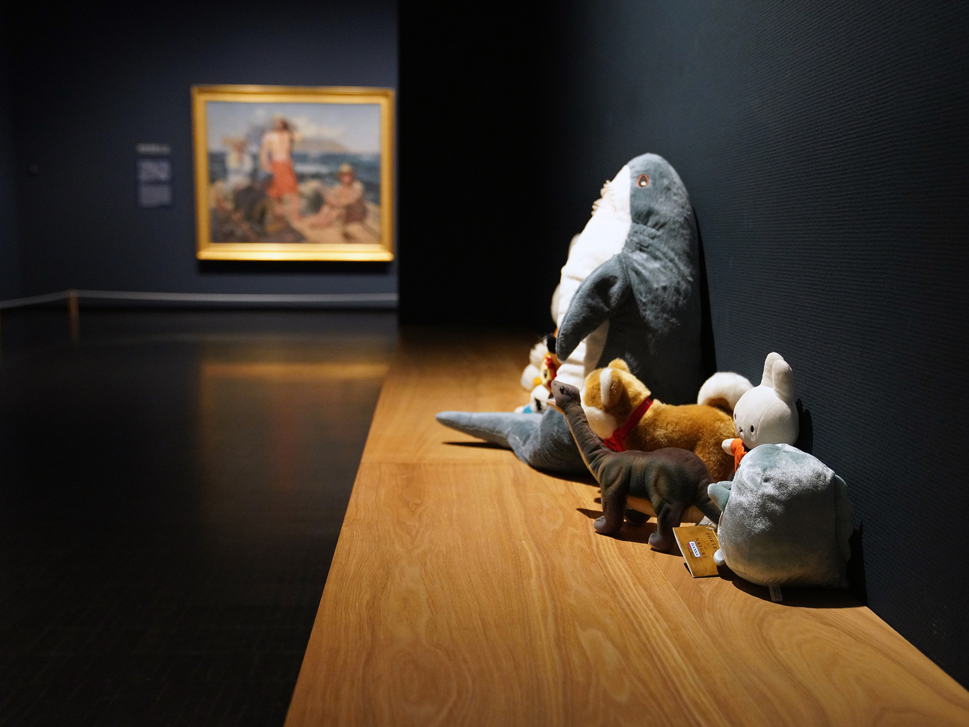 ぬいぐるみお泊り会」が東京国立近代美術館で開催。展示室で撮った写真