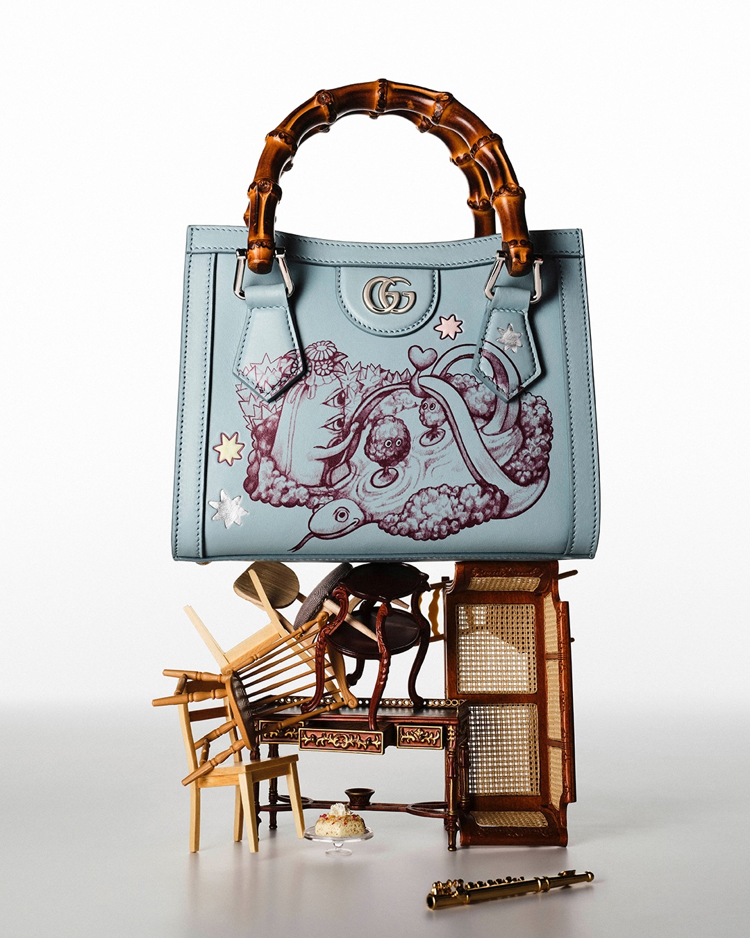 ヒグチユウコが描いた“魔法の森”と不思議な生き物がグッチのアイテムに