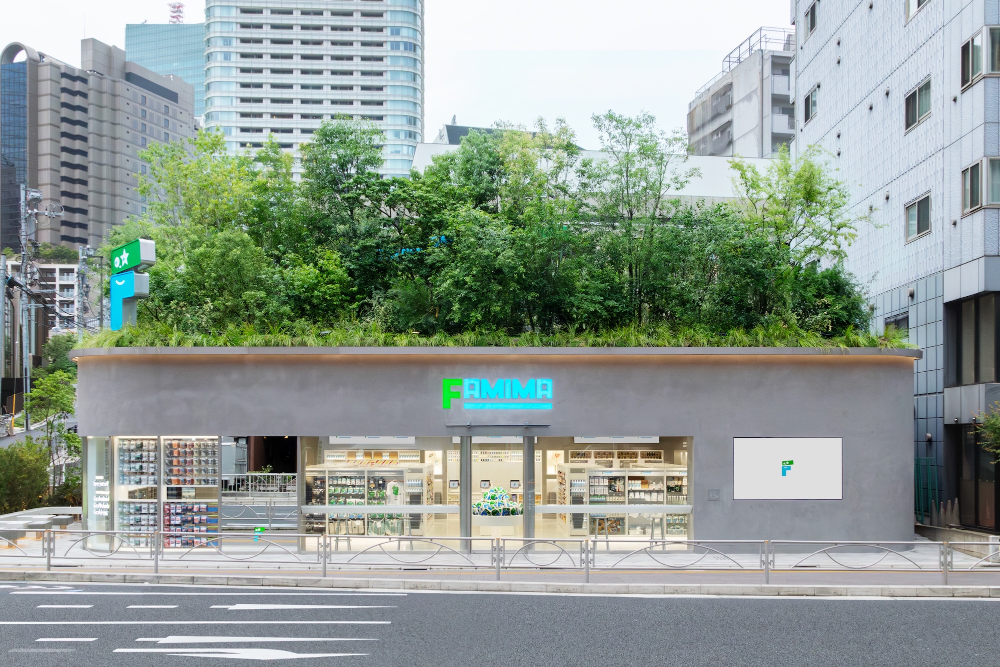 ファミマ初の旗艦店「FAMIMA PARK AZABUDAI」がオープン。NIGO®との共