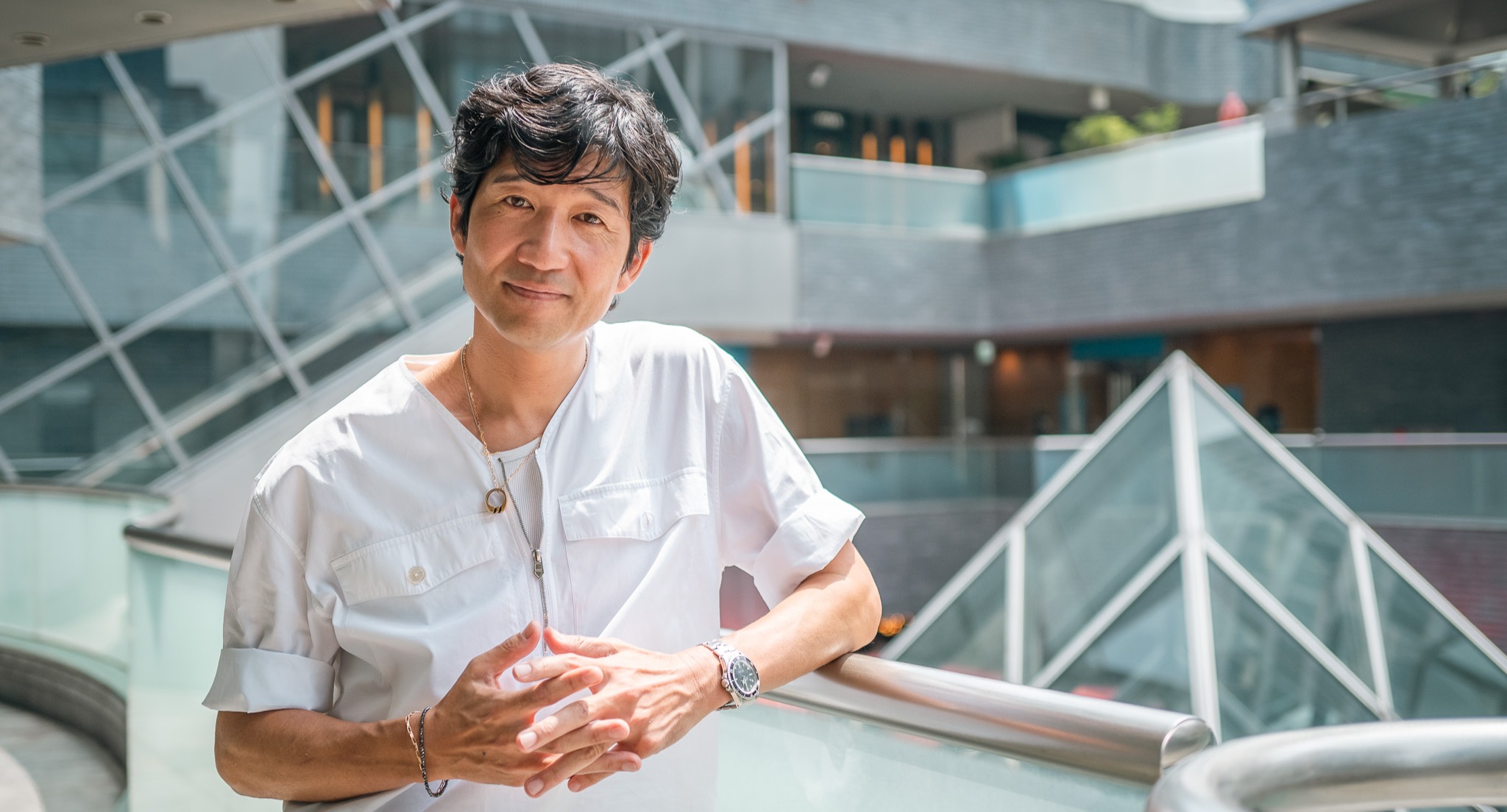 NY拠点の松山智一が、米国で個展「Morning Sun」を開催中。彼を